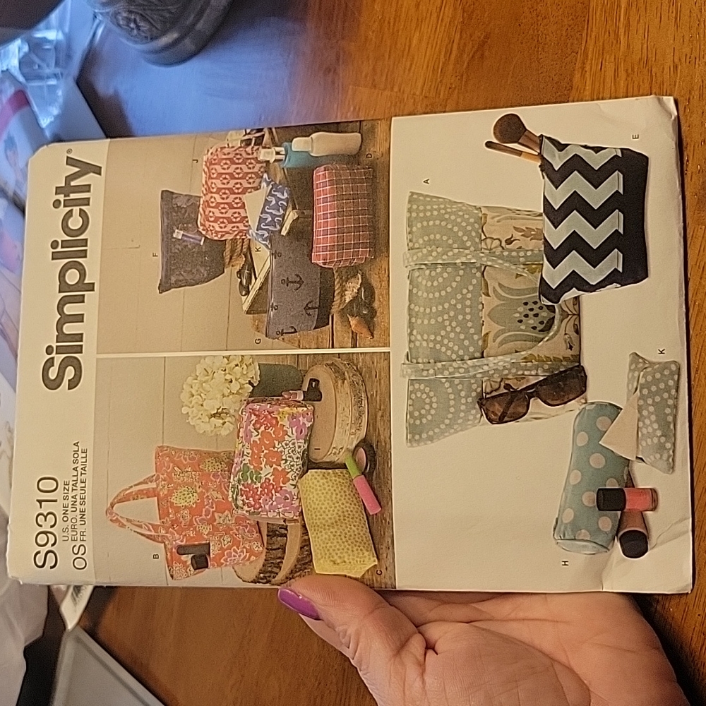 Simplicity Tote and bags in assorted sizes pattern purse sewing handbag